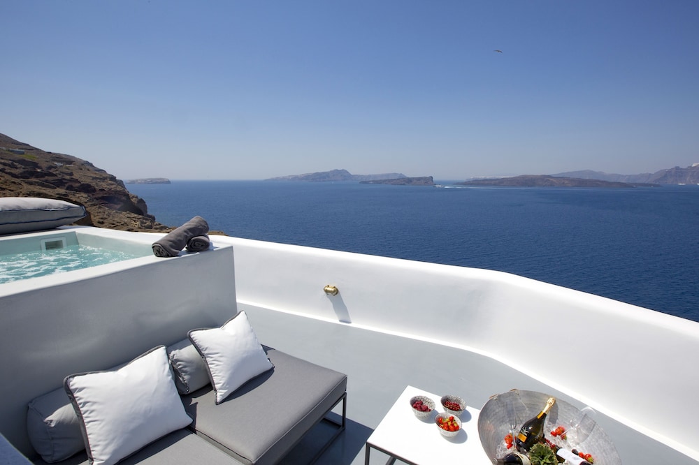 Akrotiri Cove