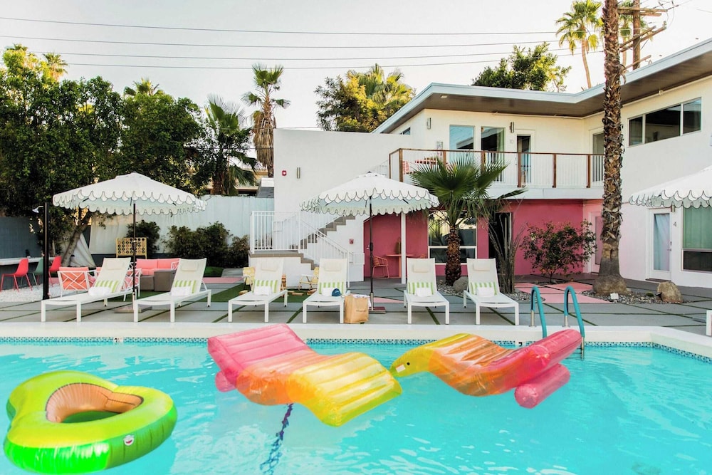 2 Rooms, Sleeps 8 Retro Hotel w/ Pool Wesley King Studio Buyout by Avantstay