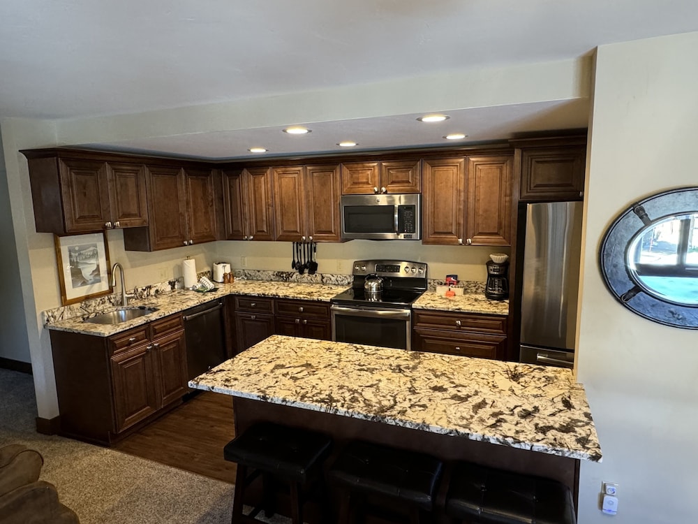 Beautiful Renovated 3br In Keystone 3 Bedroom Condo