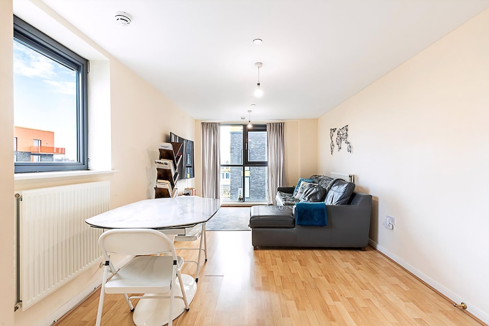 Sleek Flat w/ River Views In Canary Wharf