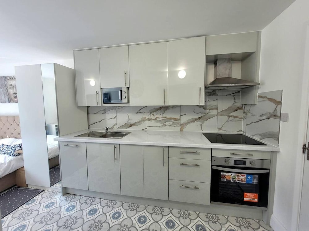Tranquil Studio Retreat With Free Parking view 5