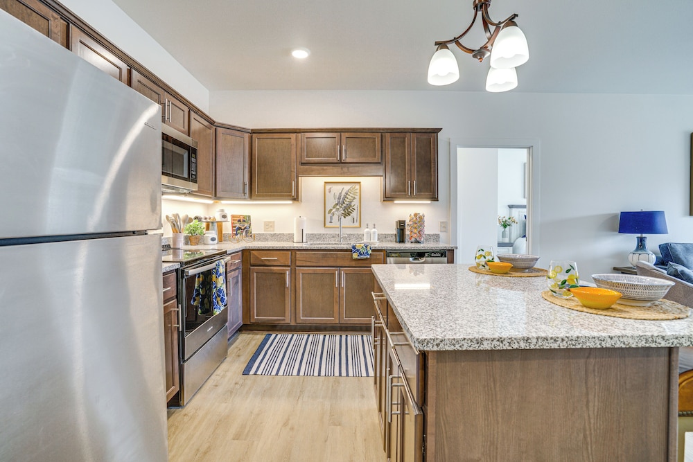 4 Mi to National Sports Center: Apt in Blaine