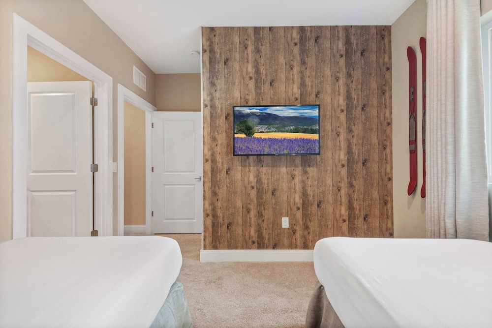 Minutes to Disney Chic Dream Villa With Stunning Patio and Resort Perks