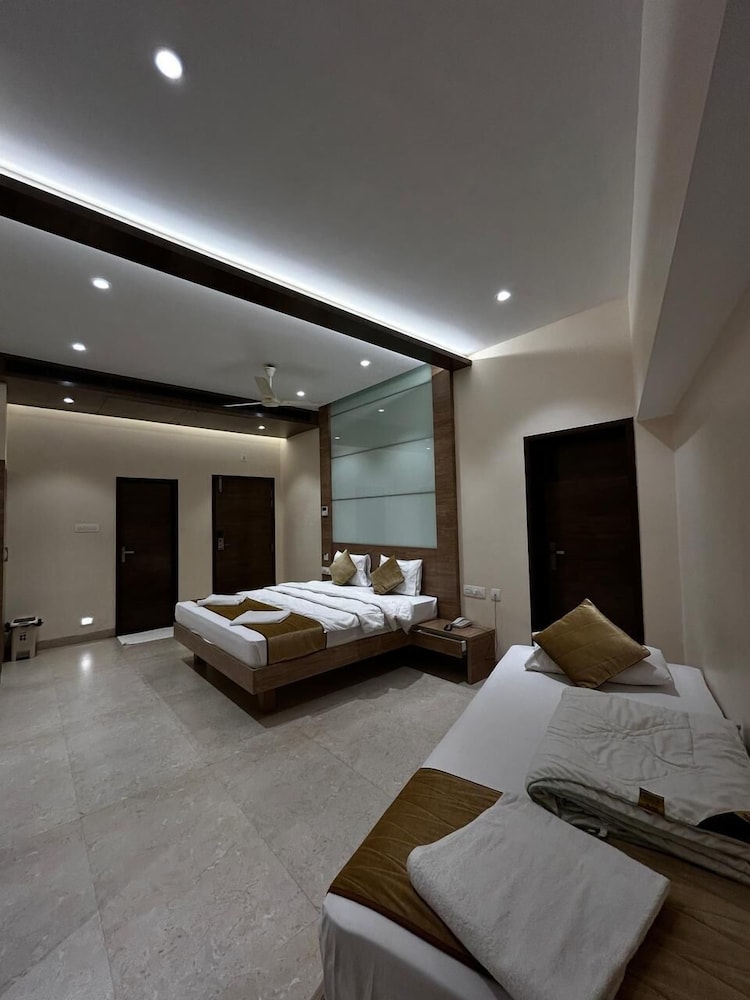 The Paradise Hotel - Luxury Stay