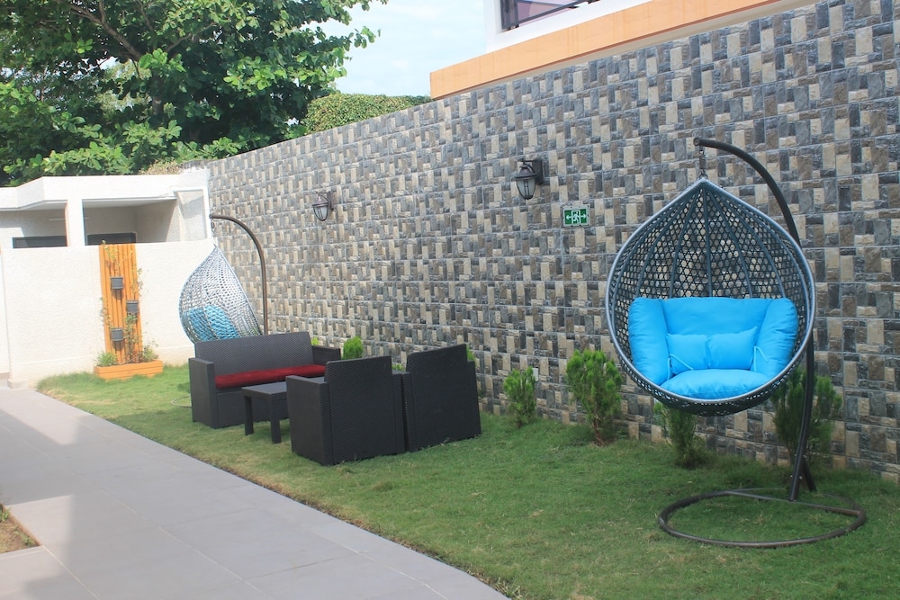 Four Season GUESTHOUSE