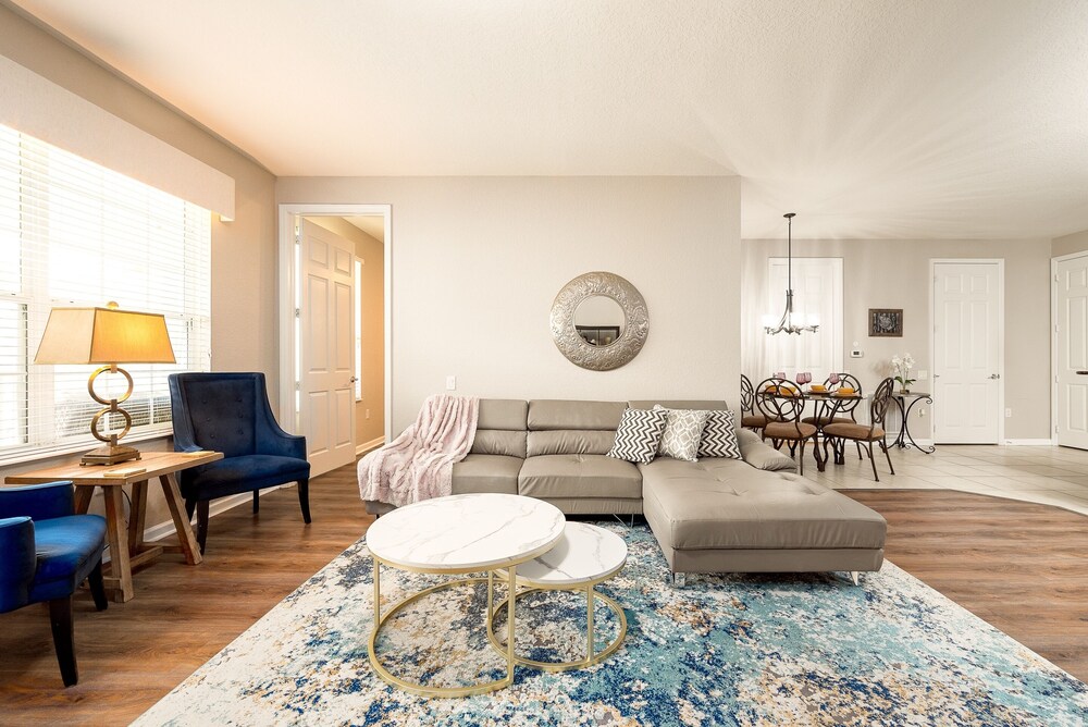 The Loft Deluxe 2 Bedroom Condo by RedAwning