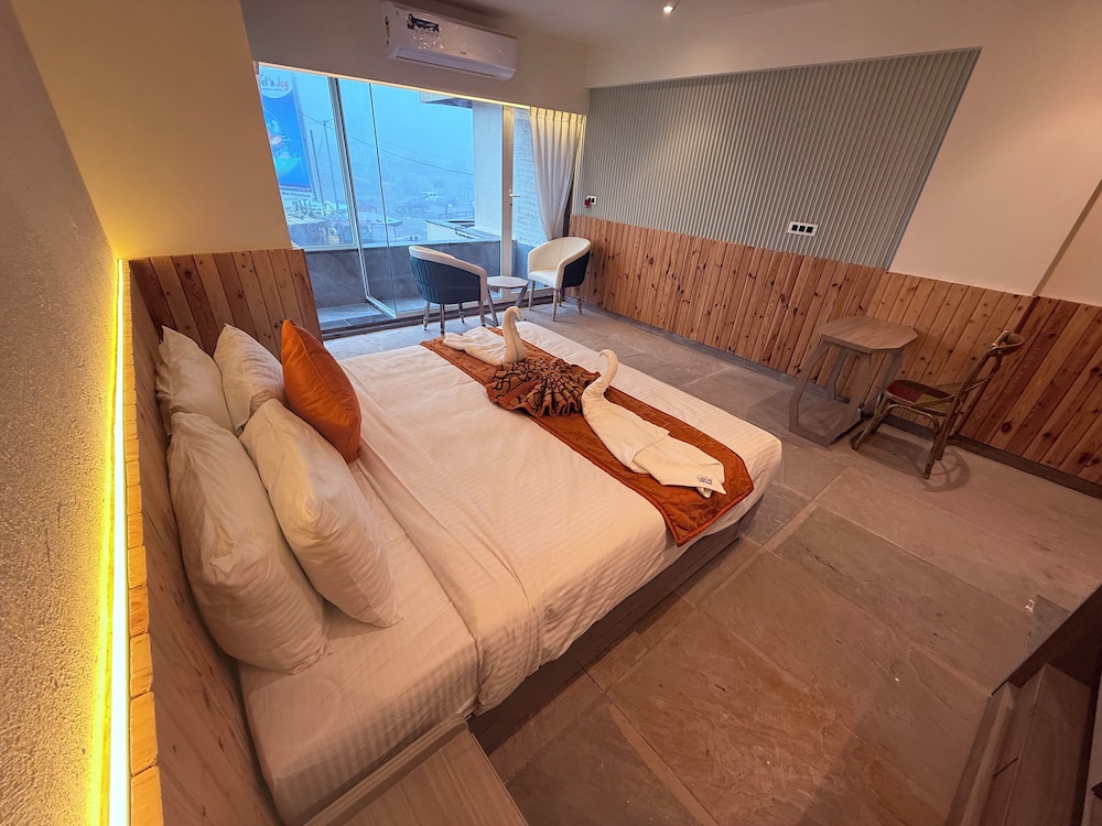 Ikonic Hotel - Bhushi Dam Lonavala