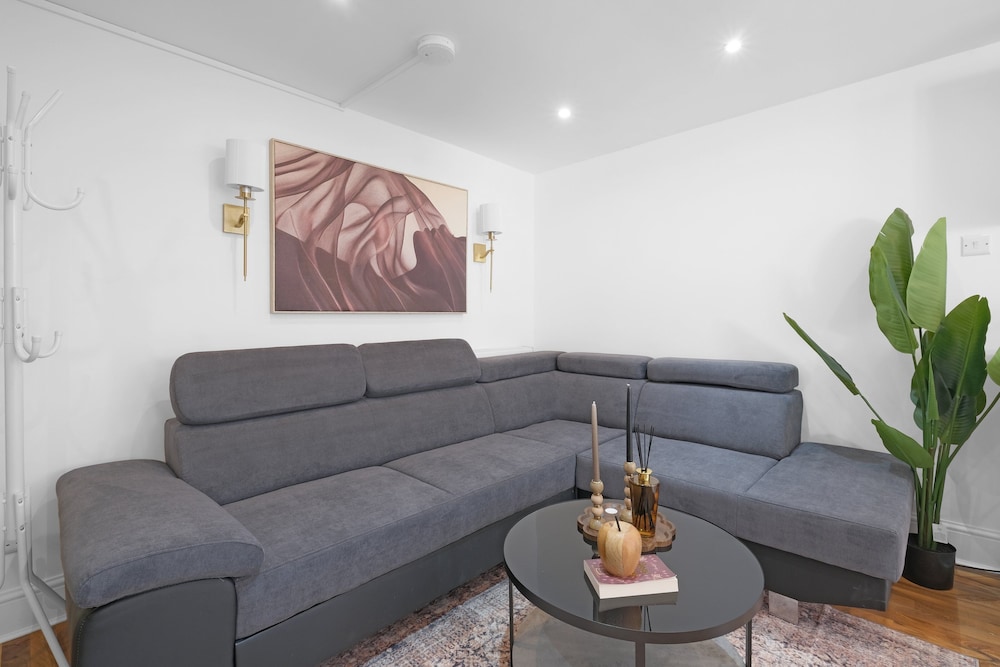 Luxury 3BR 2BA with Hot Tub and Garden
