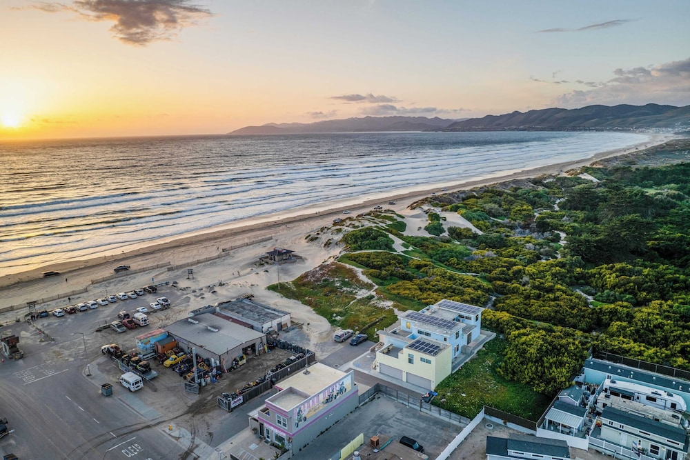 Beachfront 2BR w/ Deck, Views & Direct Sand Access Strand Way A