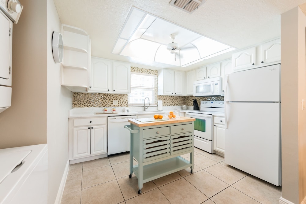 Cocoa Beach Club by Happy Palm Stays