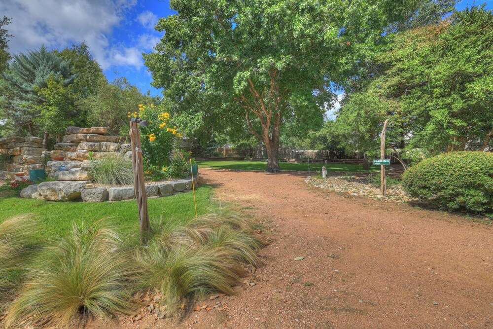 The Willows Casa Grande + Sundown Suite Sleeps 13 - Close to Main St