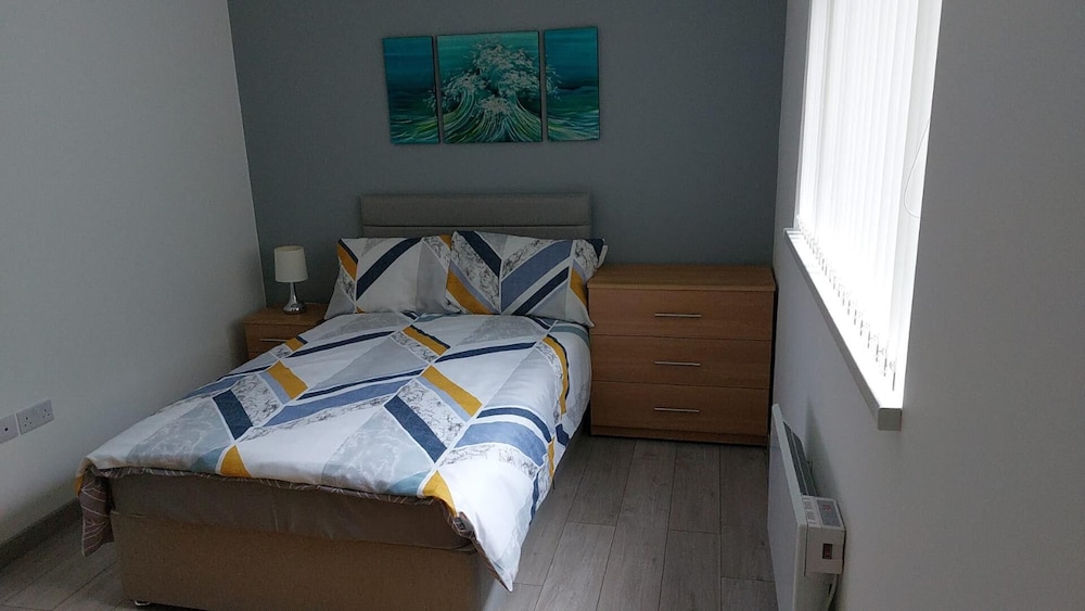 Immaculate 12-bed House Good Amenities in Wigan view 4