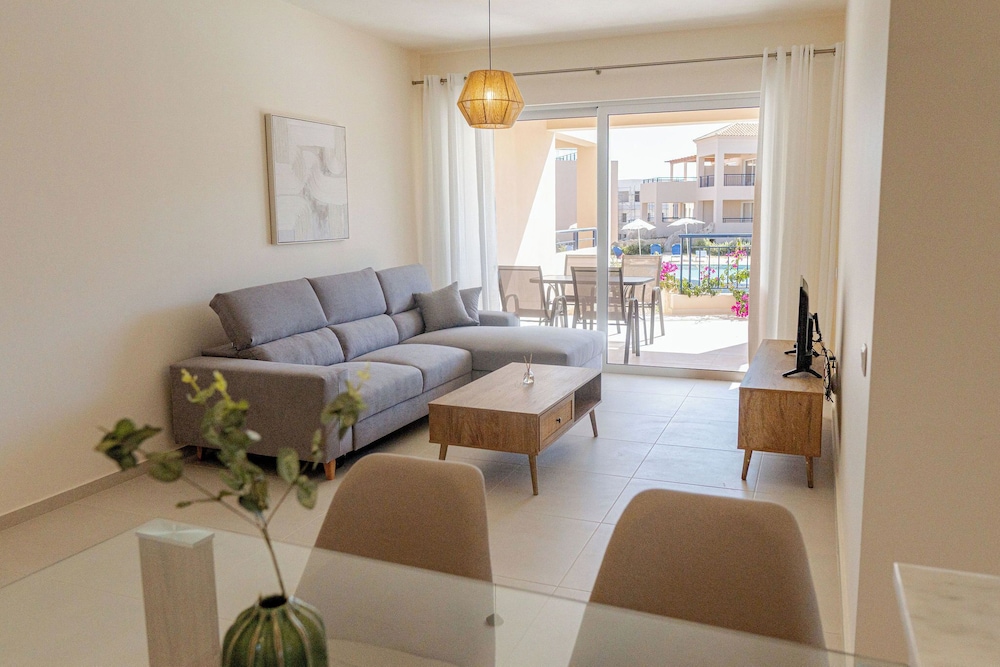 Phaedrus Living: Seaside Thalassa Cretan 102