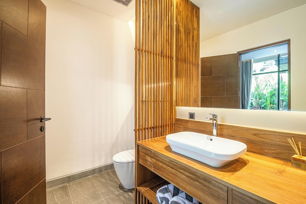 Elegant 6BR Canggu Villa Steps From the Ocean