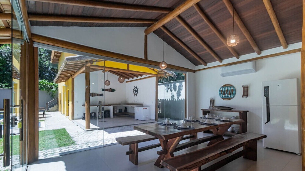 Casa Pet-friendly em Cond com Piscina e 5 Su tes