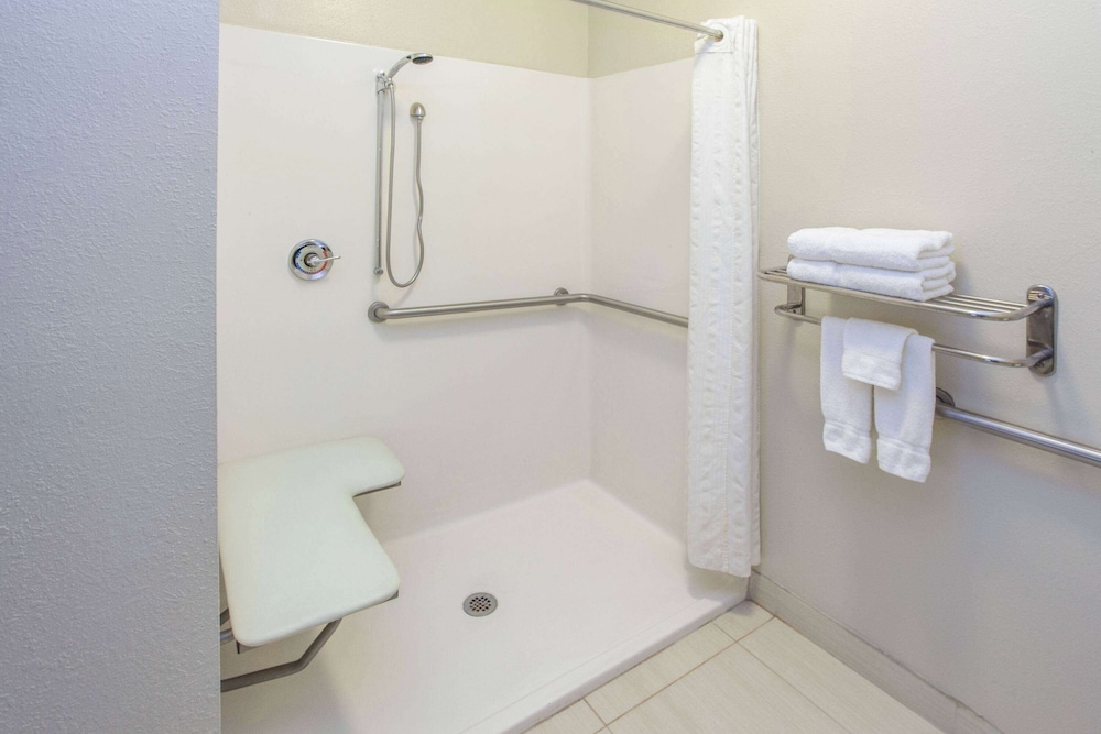 Bloomington Vacations - Hawthorn Extended Stay by Wyndham Bloomington - Property Image 22