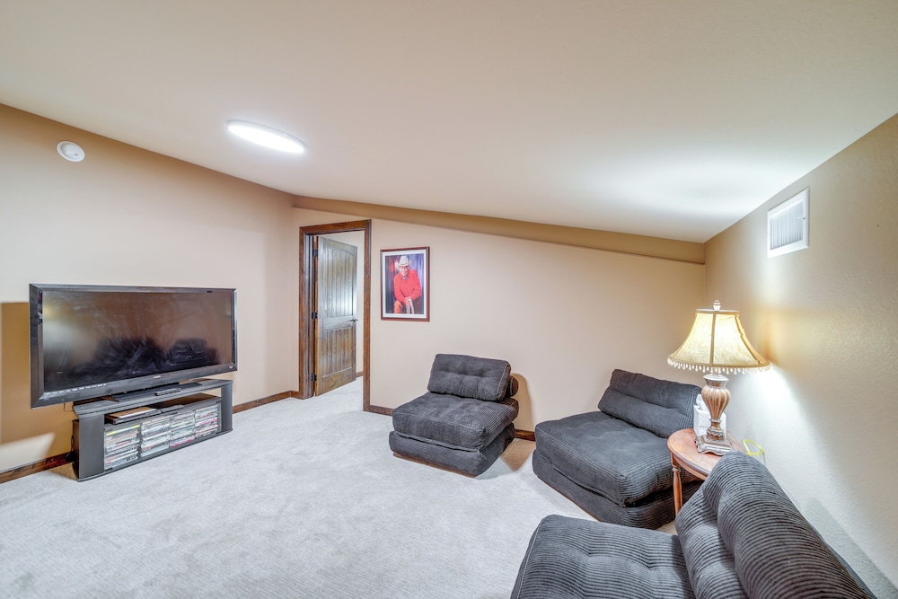 Hunt, Fish & Enjoy the Outdoors: Rural Atoka Home