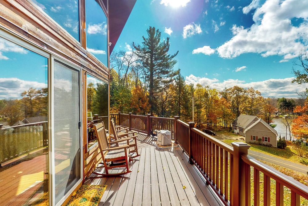 3BR Home w/ Private Hot Tub, Kayaks & Lake Views