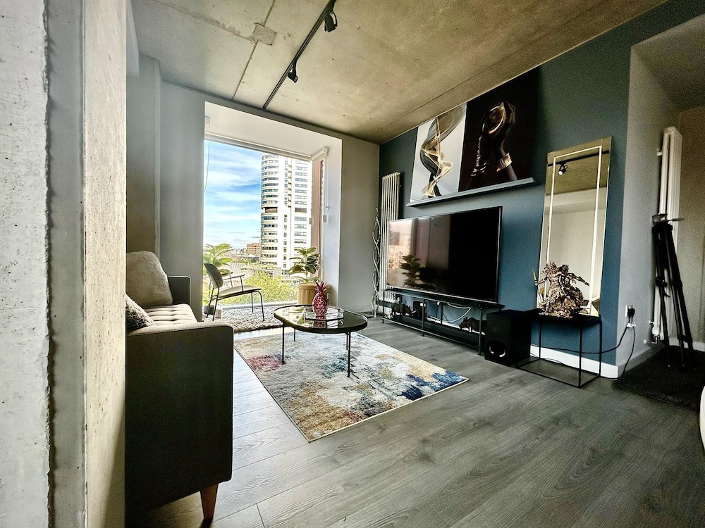 Captivating 2-bed Skyview Apartment in Leeds