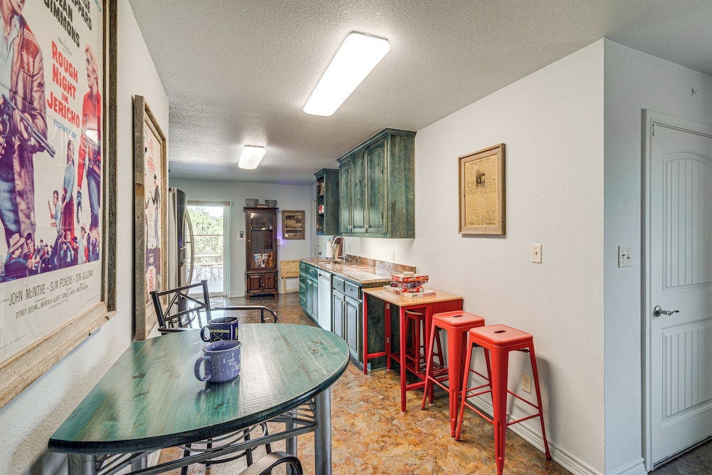 6 Mi to Granbury City Beach Park: Apt w/ Veranda!