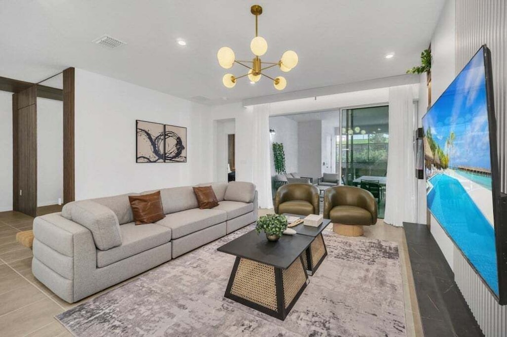 Private Pool, Spa, Movie Theater Room For Family! 7 Bedroom Villa