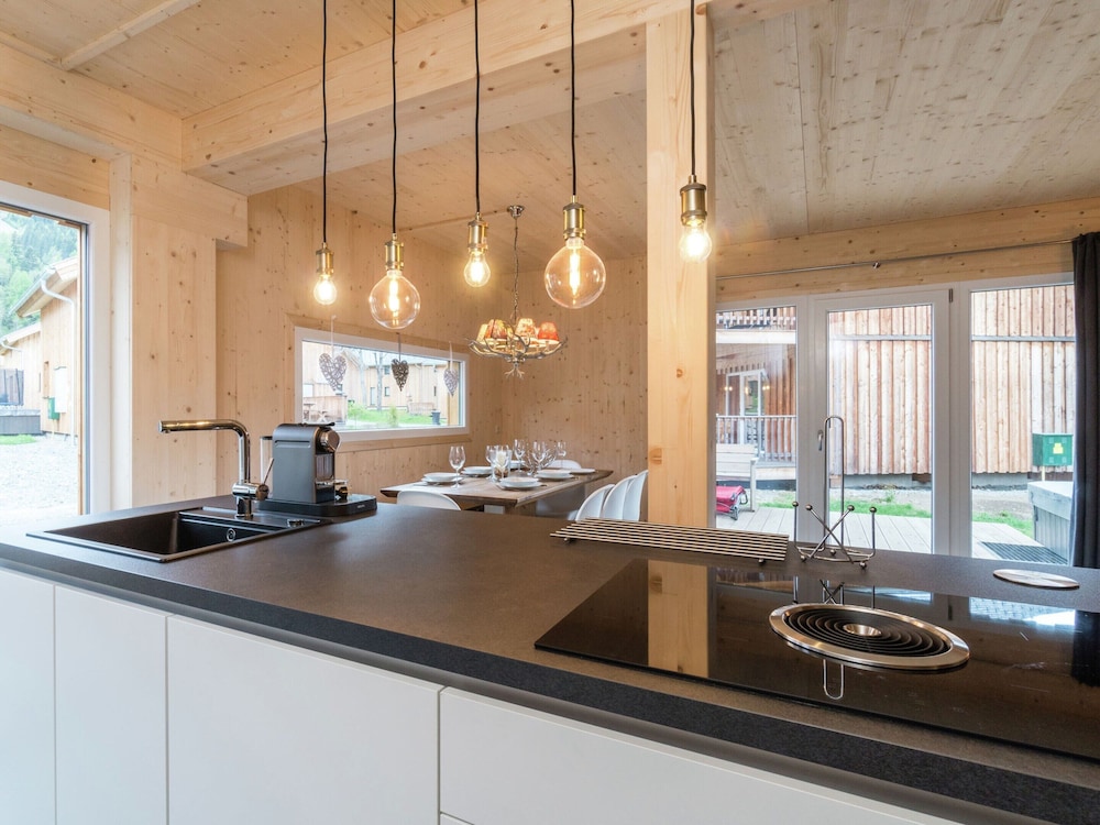 Cosy Chalet With hot tub