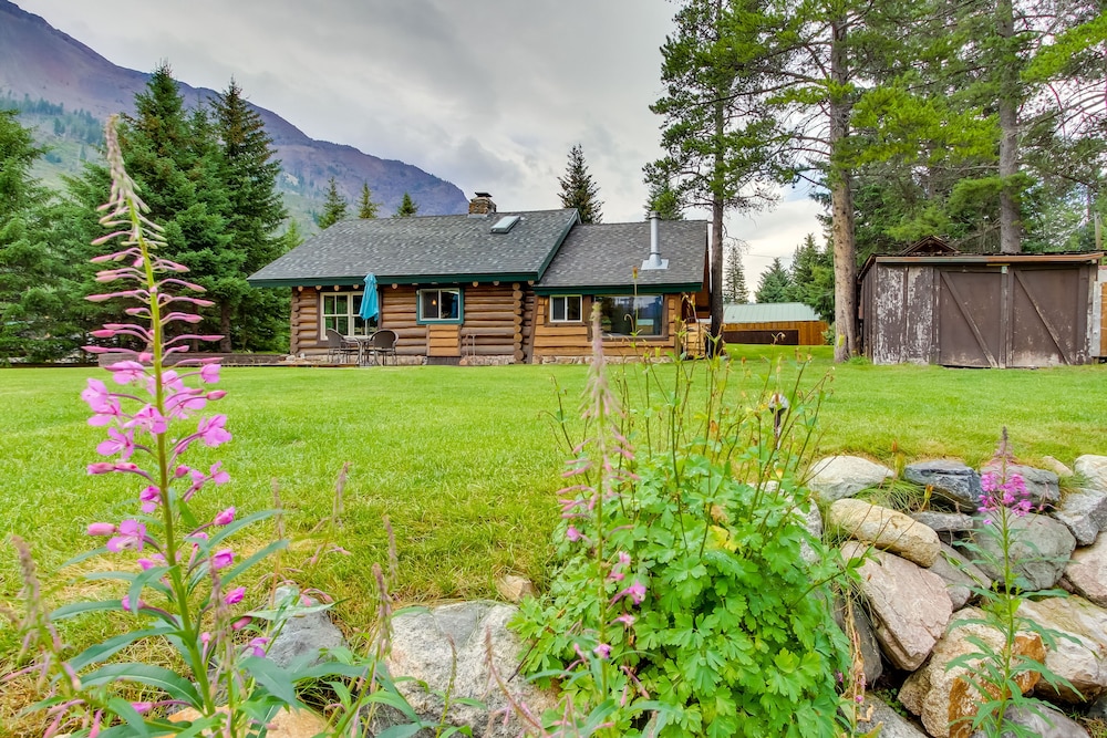 Creekside Silver Gate Getaway w/ Fireplace! view 5