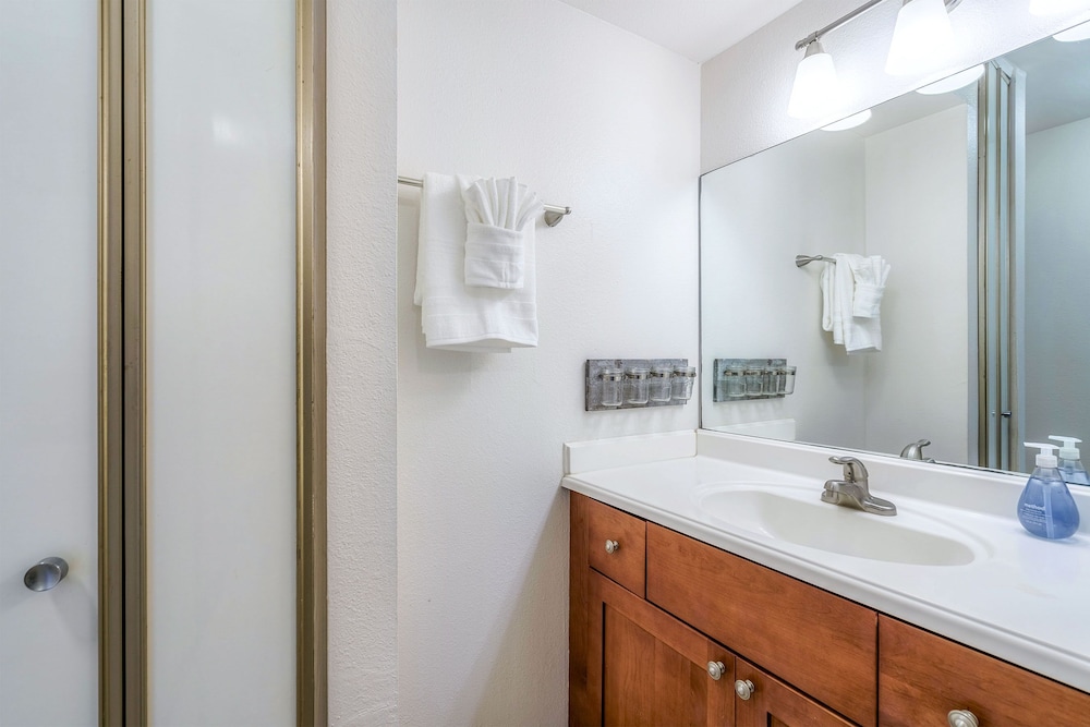 Budget Friendly - Kihei Akahi C-608, Ocean Views, Short Walk to Kamaole Beach II