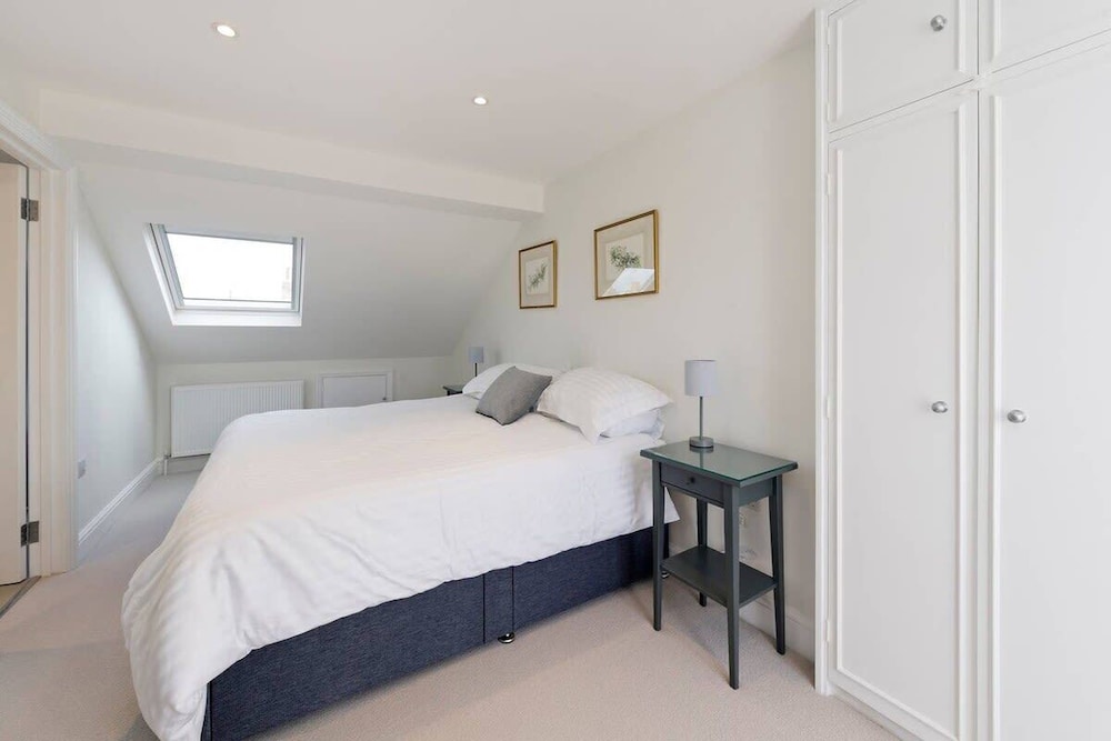 Spacious 4 Bed House, Battersea