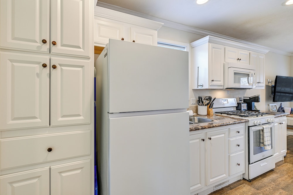 < 1 Mi to Lake Norman Marina: Home w/ Pool Access