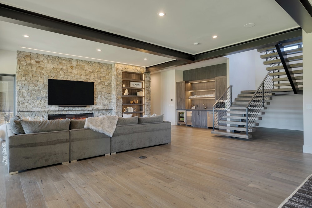 Reflection by Avantstay Sleeps 18 + Lake Views Hot Tub + Game Room view 3