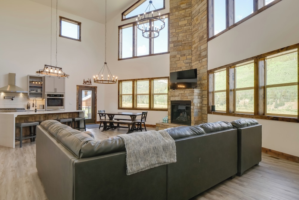 Hot Tub, Pool Table & Fireplaces: Blue River Gem