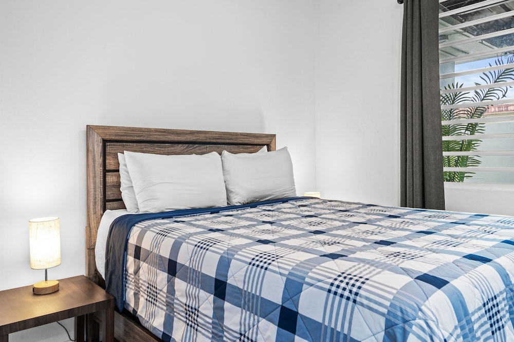 Pool House By Isla Verde Beach 5 Bedroom Home by Redawning view 4