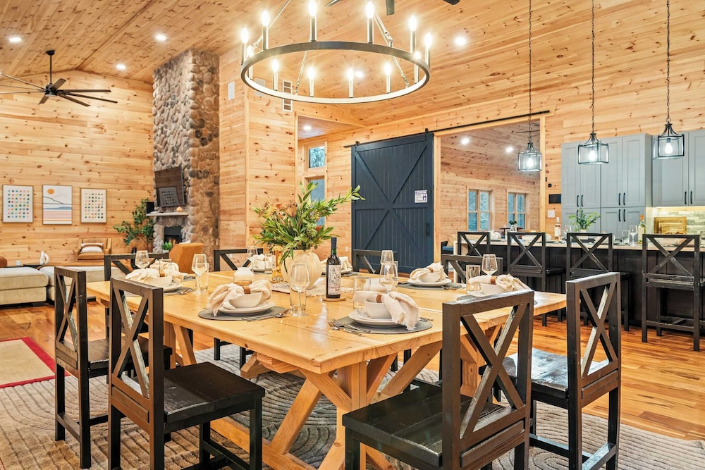 Grand Timber by Avantstay Indoor Pool, Sports Court, Game Room, & More!