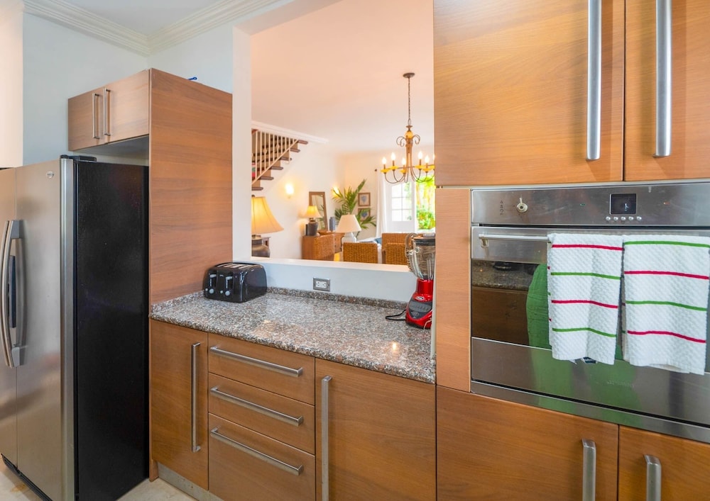 Large Townhouse with Plunge Pool, 3 mins from Beach - Turtle View 2 by BSL Rentals