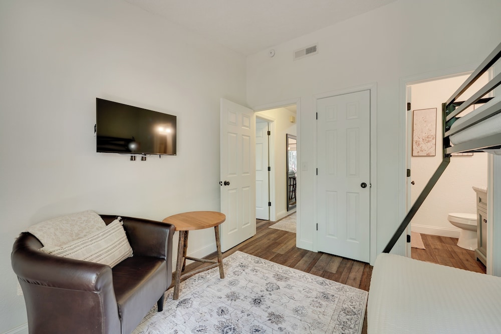 3 Mi to Table Rock Lake: Cozy Cabin in the Woods!