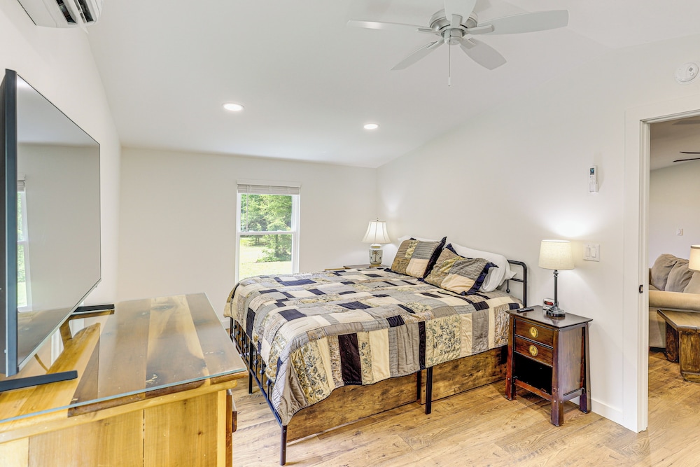 On-site Pond & Creek: Serene Cabin by Caesars Head