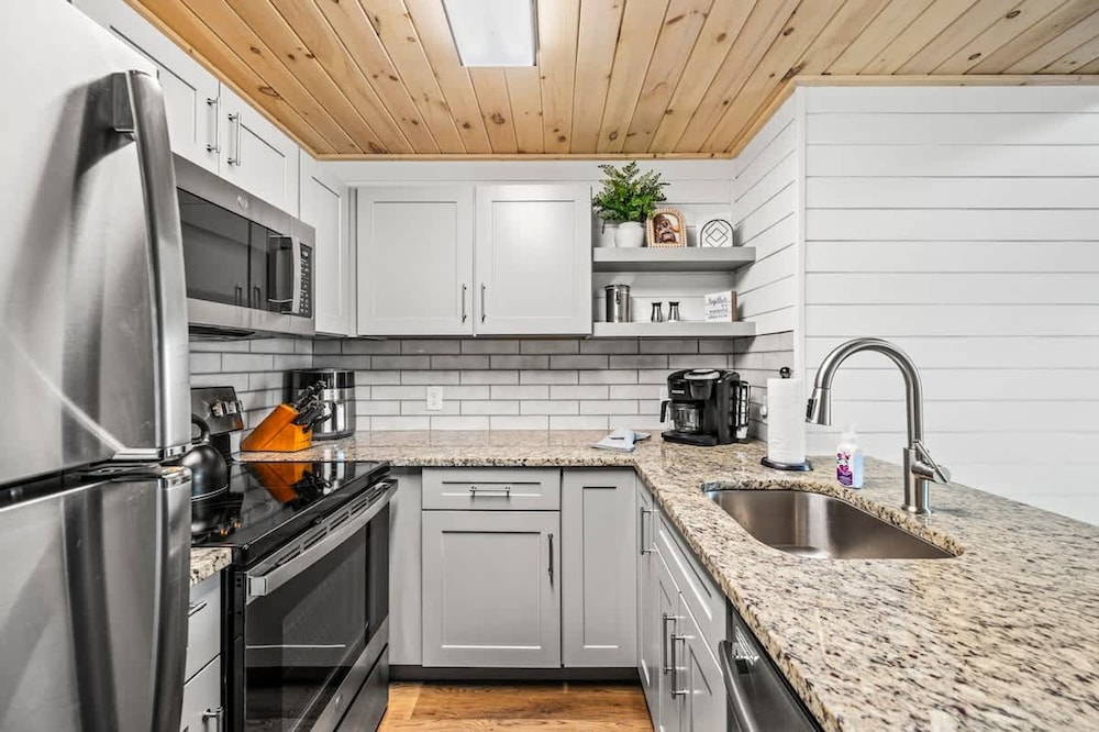 Loft Sleeps 8 Views Indoor Pool Access