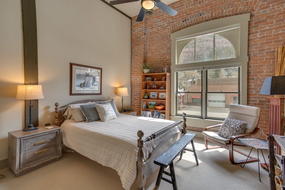 Updated Rustic-chic Condo on Ouray's Main Street! view 4