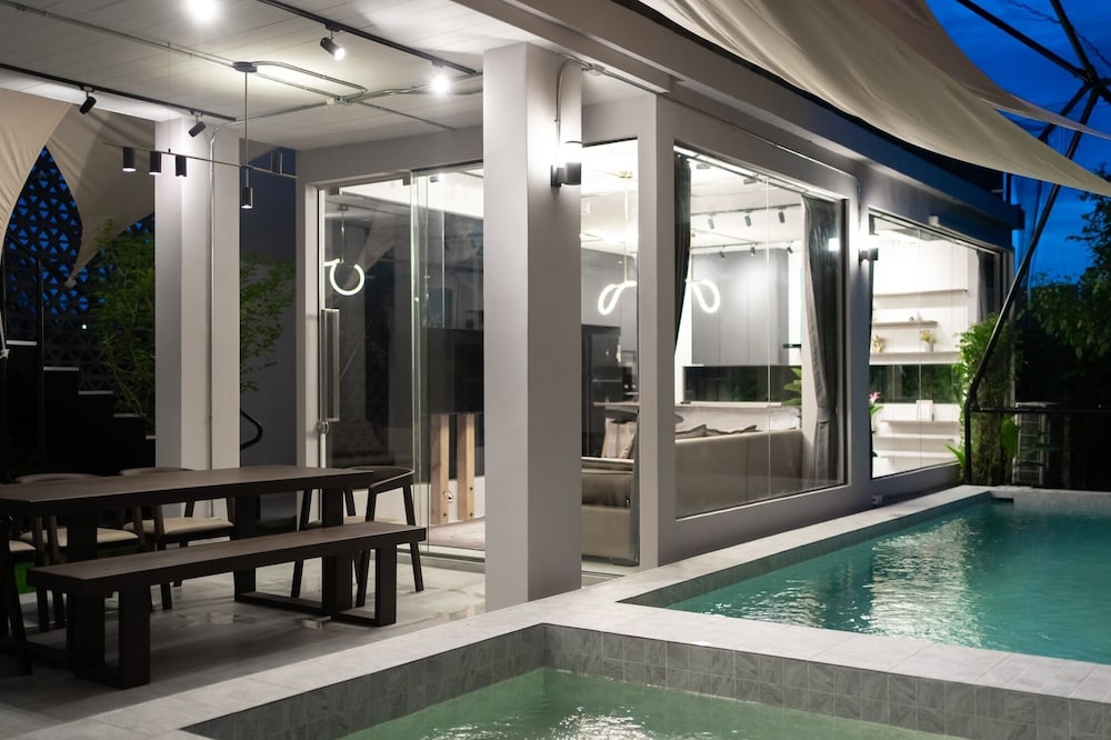 Taradol Premium Pool Villa