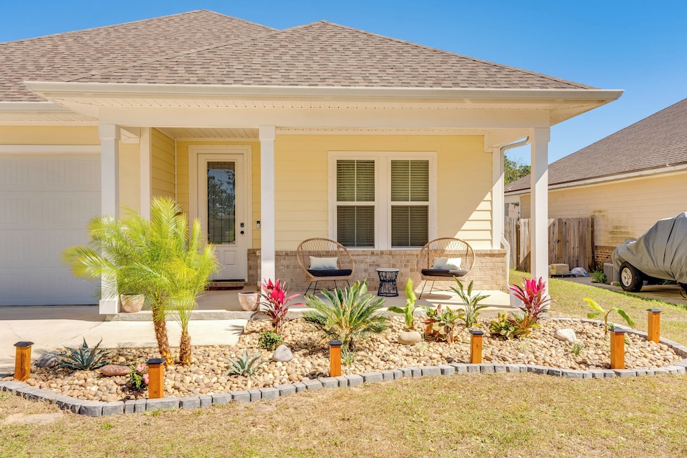 2 Mi to Beach: Bright Navarre Home w/ Fire Pit!