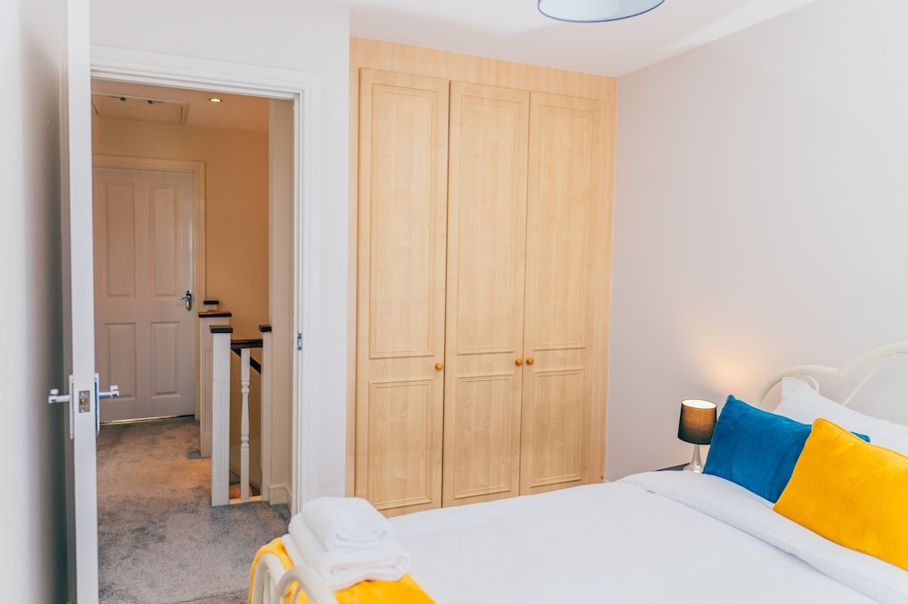 Remarkable 4-bed House in Cardiff view 4