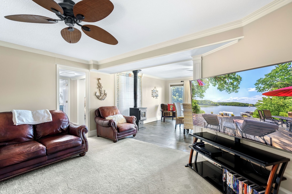 Lakeside Oasis Room for 12!