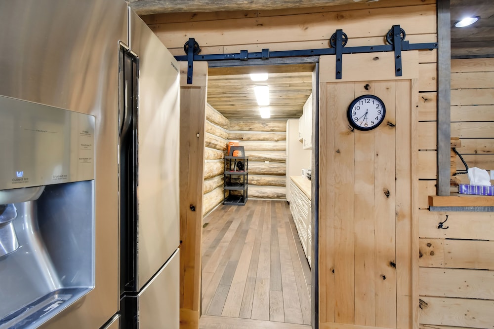 Perfect for Families: Custom-built Harrison Cabin!