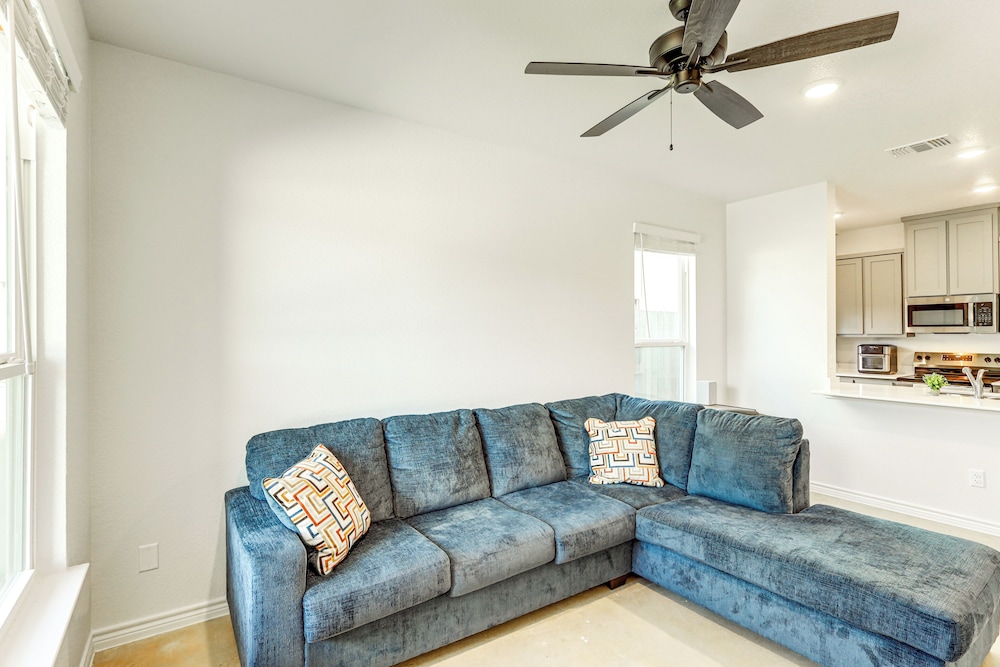 2 Mi to Downtown Temple: Newly Built Townhome!