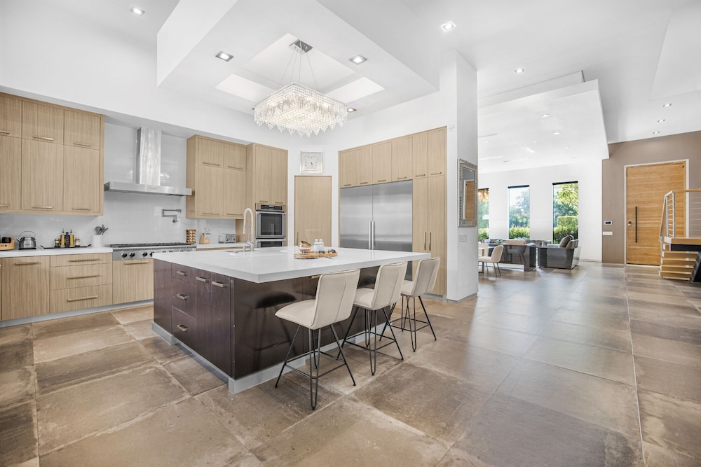 Louise Modern - Luxury Smart Estate in Encino w/ Pool, Gym & Spa