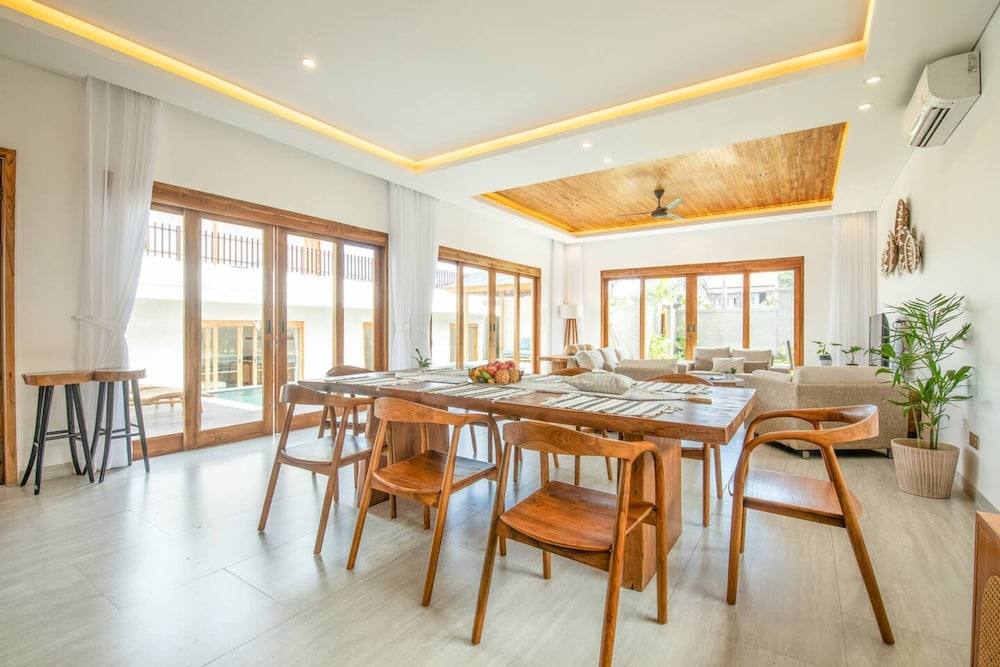Breeze Opulent 6 BR in With Ocean View 5 Mins to Savaya