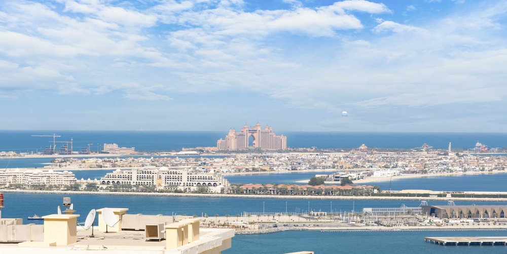LUX The Dubai Eye Sea View Suite