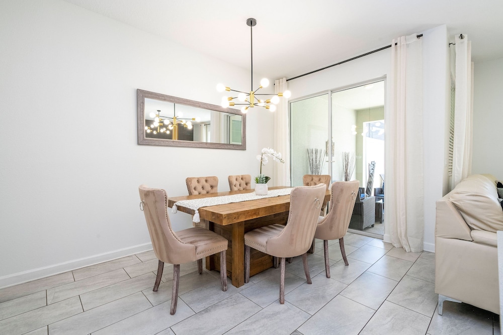 Beautiful 4 BR Close to Disney