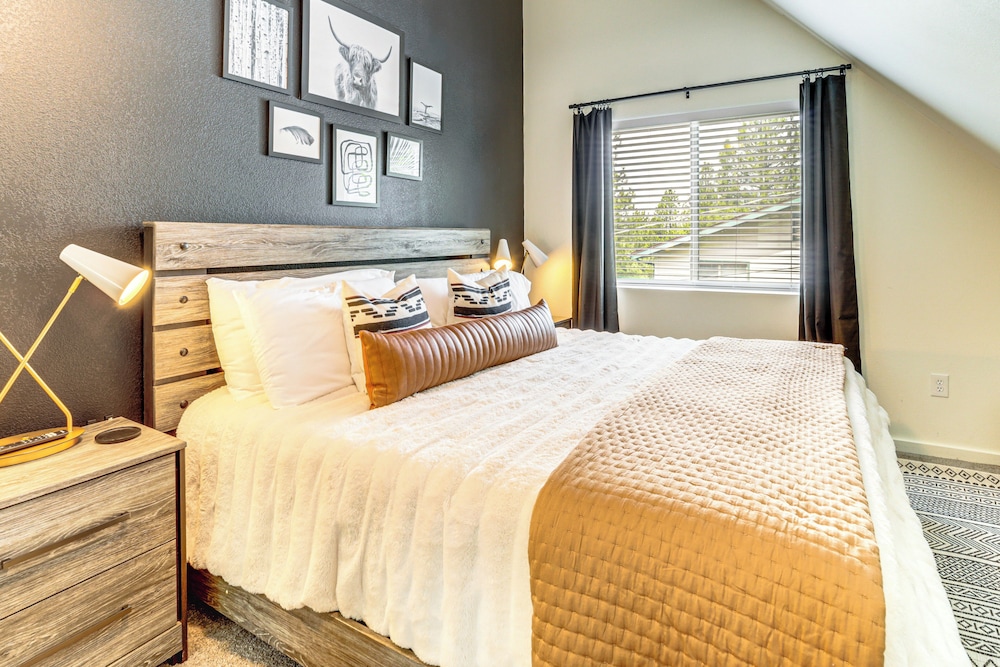 Walk to Trails: Modern Munds Park Mountain Retreat